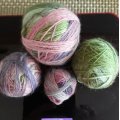 Asiakaskuva Viking lanka Nordlys 100g - Vihre�/sininen/vaaleanpunainen (935)
