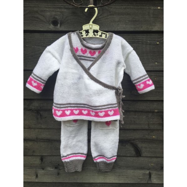 Neulekuvio - Kri neuletakki ja housut sydmill