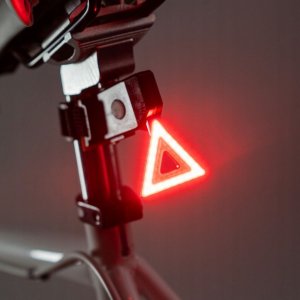 Polkupy�r�n LED-takavalo, kolmion muotoinen, 7 tilaa, USB