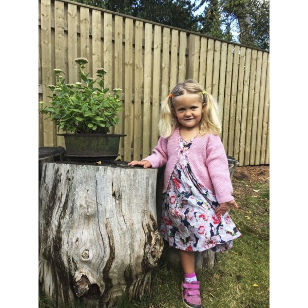 Neulekuvio - Kaksinkertainen sammalneulottu lasten neuletakki, jossa virkattu reuna