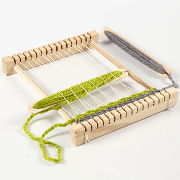 Pytliina, jossa sukkulat, kampa ja naru - Puu