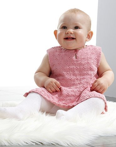 Neulekuvio - Teksturoitu neulottu esiliinamekko ja hattu Neulekuvio - Teksturoitu neulottu esiliinamekko ja hattu