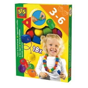 Opettelen pujottamaan helmi