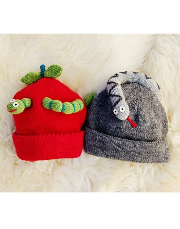 Neulekuvio - Neuletakki ja pusero sek omenahattu toukalla ja hattu krmeell