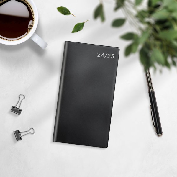 Kalenteri 24/25 - Suuri opintovuosi - Perusmusta muovi