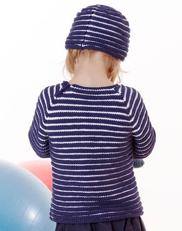 Neulekuvio - Neulottu raidallinen pusero ja hattu