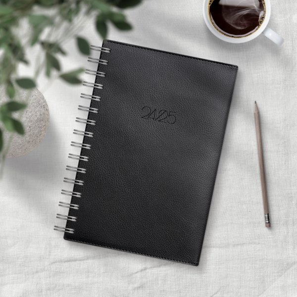 Kalenteri 24/25 - Pivkirja - Twist musta