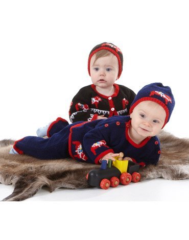 Neulekuvio - Neulepusero, neuletakki, housut ja hattu Dala-hevosilla Neulekuvio - Neulepusero, neuletakki, housut ja hattu Dala-hevosilla