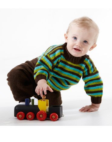 Neulekuvio - Raidallinen pusero, housut ja hattu Neulekuvio - Raidallinen pusero, housut ja hattu