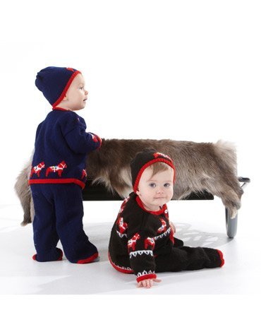 Neulekuvio - Neulepusero, neuletakki, housut ja hattu Dala-hevosilla Neulekuvio - Neulepusero, neuletakki, housut ja hattu Dala-hevosilla